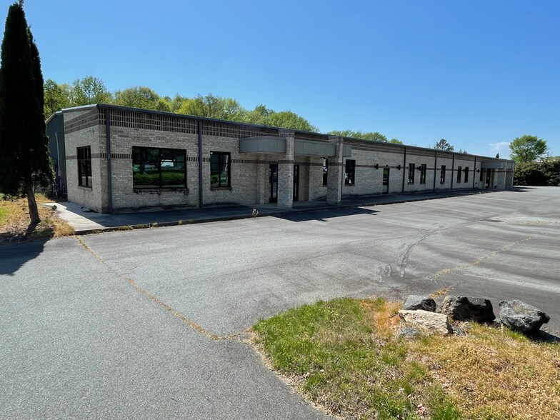 1100 Fairchild Rd, Winston-Salem, NC à vendre - Photo du bâtiment - Image 2 de 2