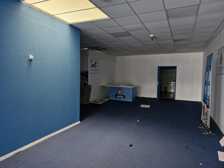 Retail in Feytiat for lease - Interior Photo - Image 2 of 8
