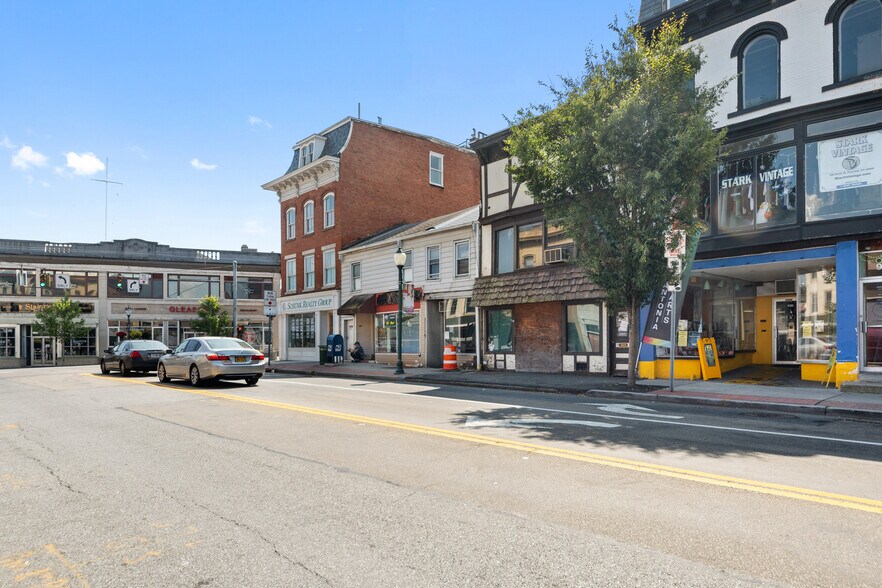 925 South St, Peekskill, NY à vendre - Photo du bâtiment - Image 1 de 31