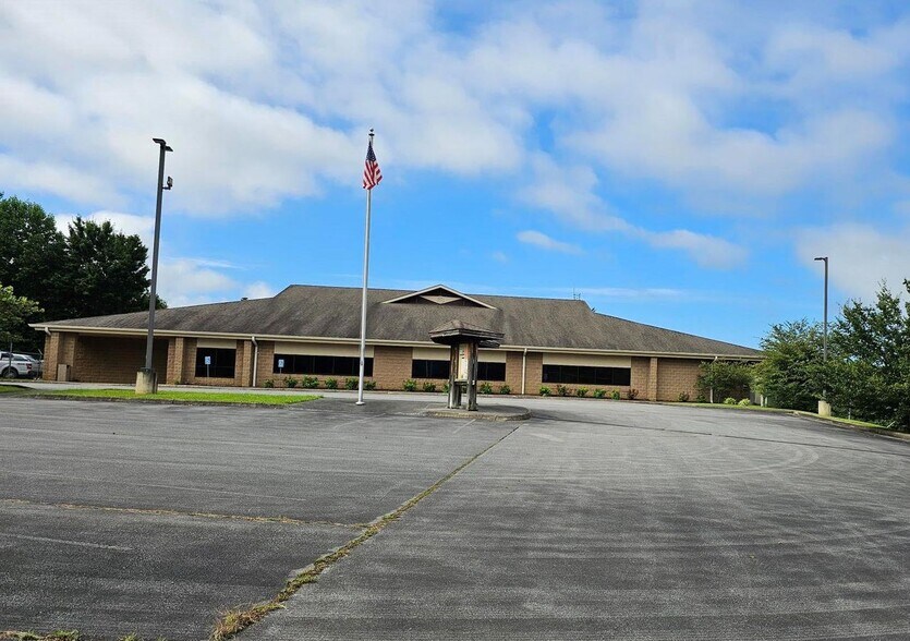 4400 Unicoi Dr, Unicoi, TN à louer - Photo du bâtiment - Image 2 de 5