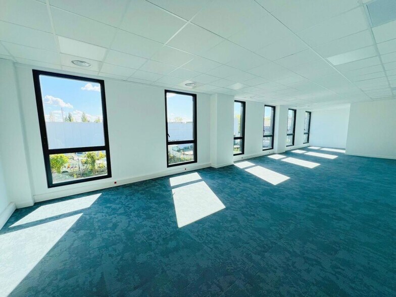 Bureau dans Plaisir à louer - Photo du bâtiment - Image 2 de 17