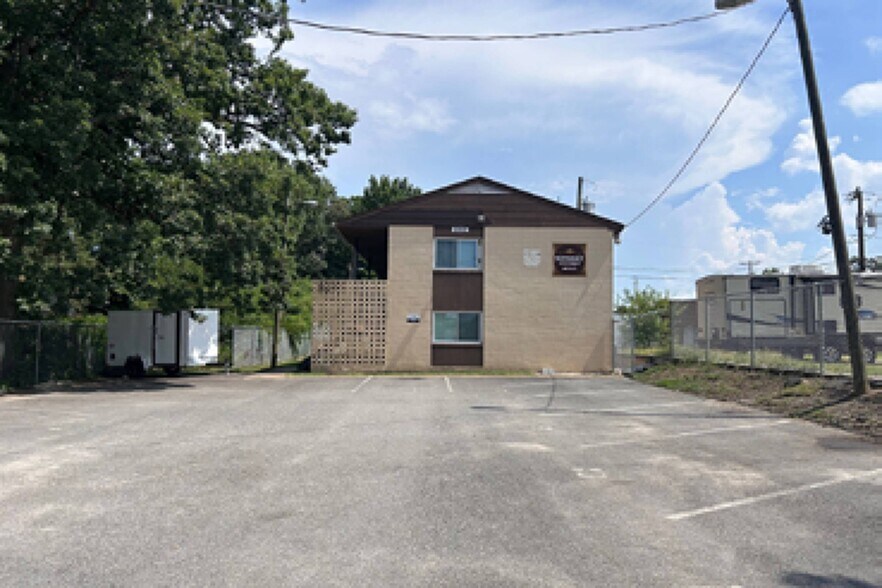 600 74th St, Newport News, VA à vendre - Photo du bâtiment - Image 3 de 9