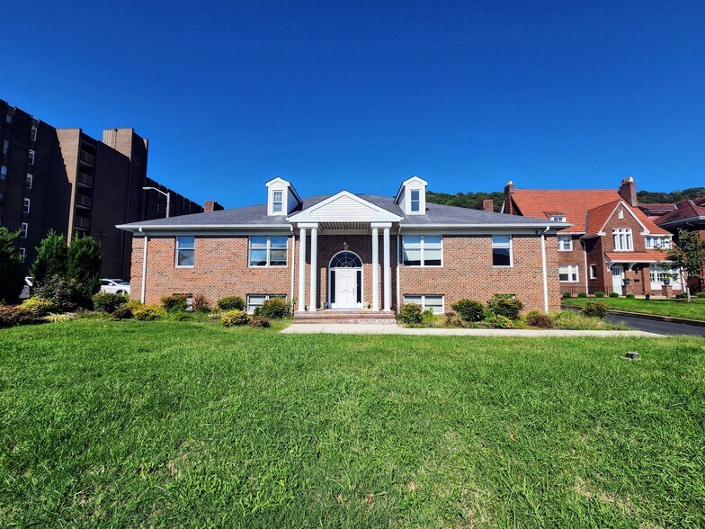 2110 Kanawha Blvd E, Charleston, WV à louer - Photo du bâtiment - Image 1 de 11