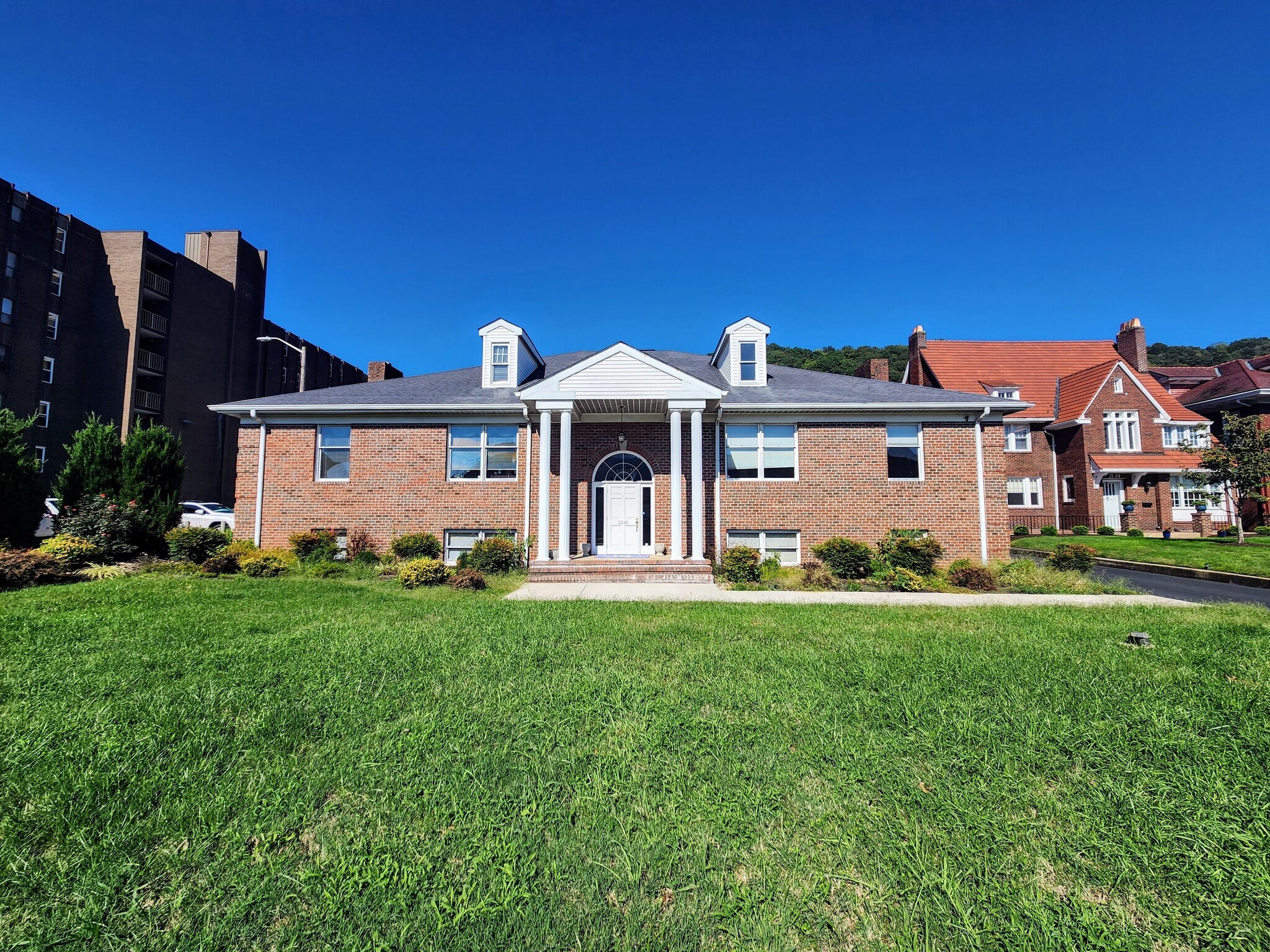 2110 Kanawha Blvd E, Charleston, WV à louer Photo principale- Image 1 de 12