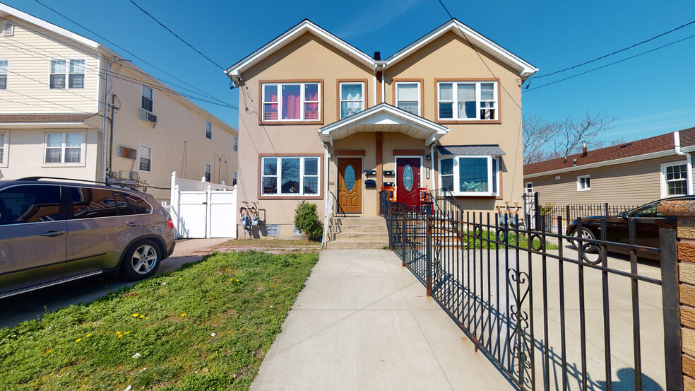 557 Beach 43rd St, Far Rockaway, NY for sale - Primary Photo - Image 1 of 1