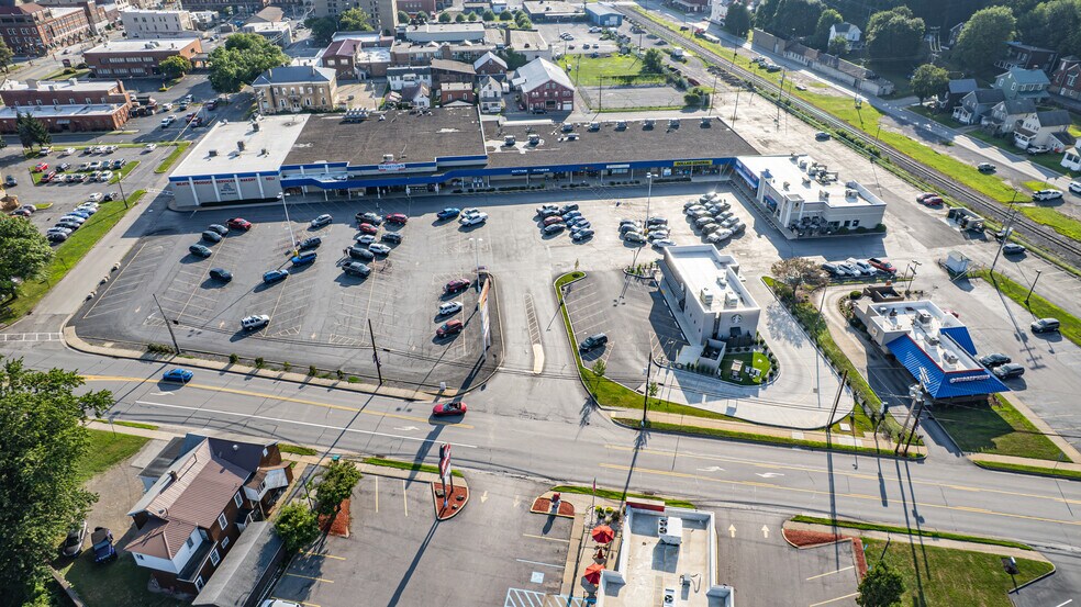 201 N Hampton Ave, Punxsutawney, PA à louer - Photo du bâtiment - Image 2 de 18