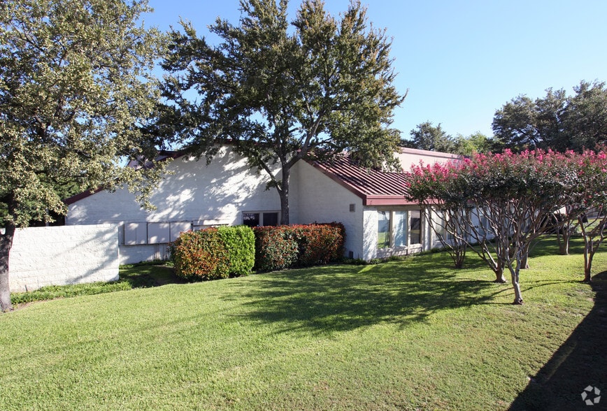 2761 E Trinity Mills Rd, Carrollton, TX à louer - Photo du bâtiment - Image 3 de 13
