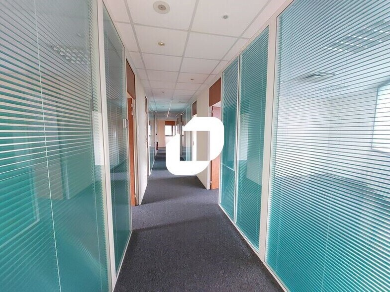6 Rue Jean Pierre Timbaud, Montigny-le-Bretonneux for lease - Interior Photo - Image 3 of 18