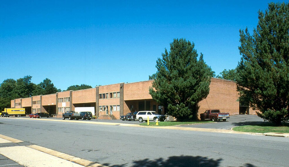 4401-4417 Wheeler Ave, Alexandria, VA à louer - Photo du bâtiment - Image 2 de 4