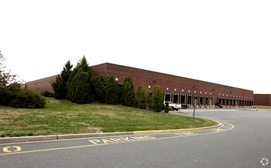 160 Herrod Blvd, South Brunswick, NJ for lease - Building Photo - Image 3 of 6