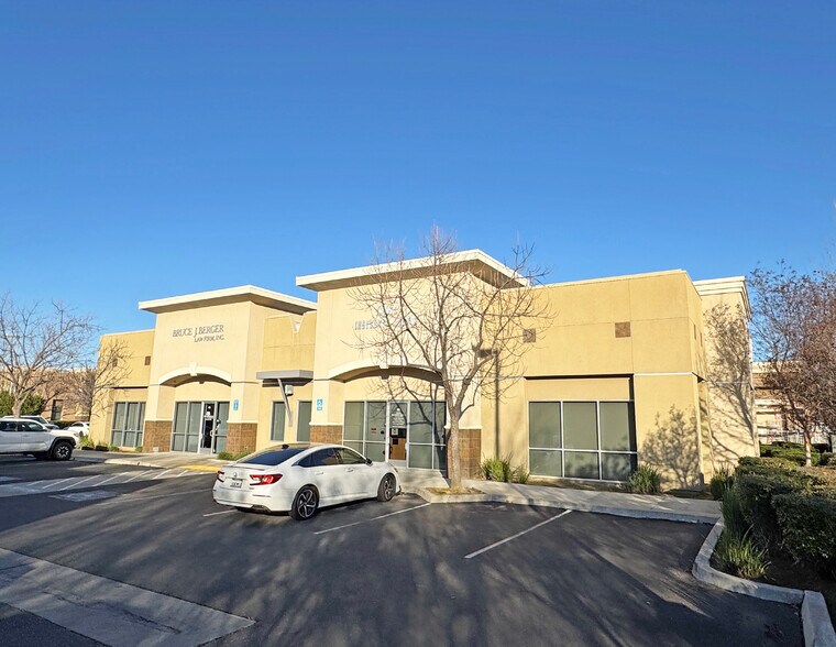 2101 Herndon Ave, Clovis, CA à louer - Photo du bâtiment - Image 1 de 14