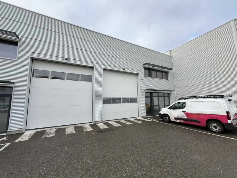 44 Rue De L'Avenir, Genas à louer - Photo du bâtiment - Image 2 de 14