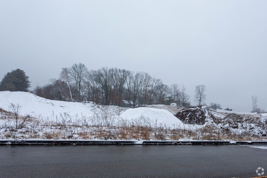 Tanzio Rd, Leominster, MA à louer - Photo du bâtiment - Image 2 de 2