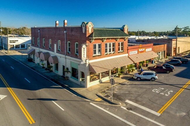 Plus de détails pour 400 E Nelson Ave, Defuniak Springs, FL - Services hôteliers à vendre