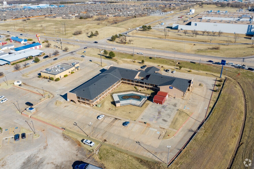 321 N Mustang Rd, Yukon, OK for sale - Building Photo - Image 2 of 5