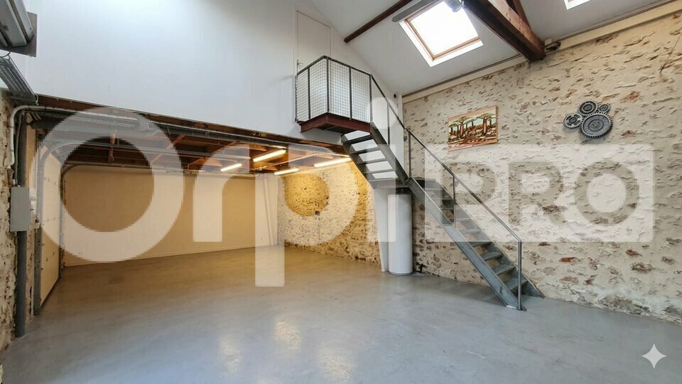 Flex in La Ville-du-Bois for lease - Interior Photo - Image 1 of 6