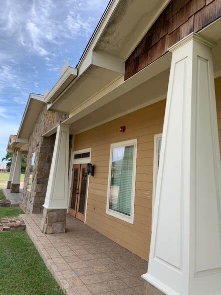 4 Bayoubrandt Dr, Beaumont, TX for sale - Building Photo - Image 3 of 13
