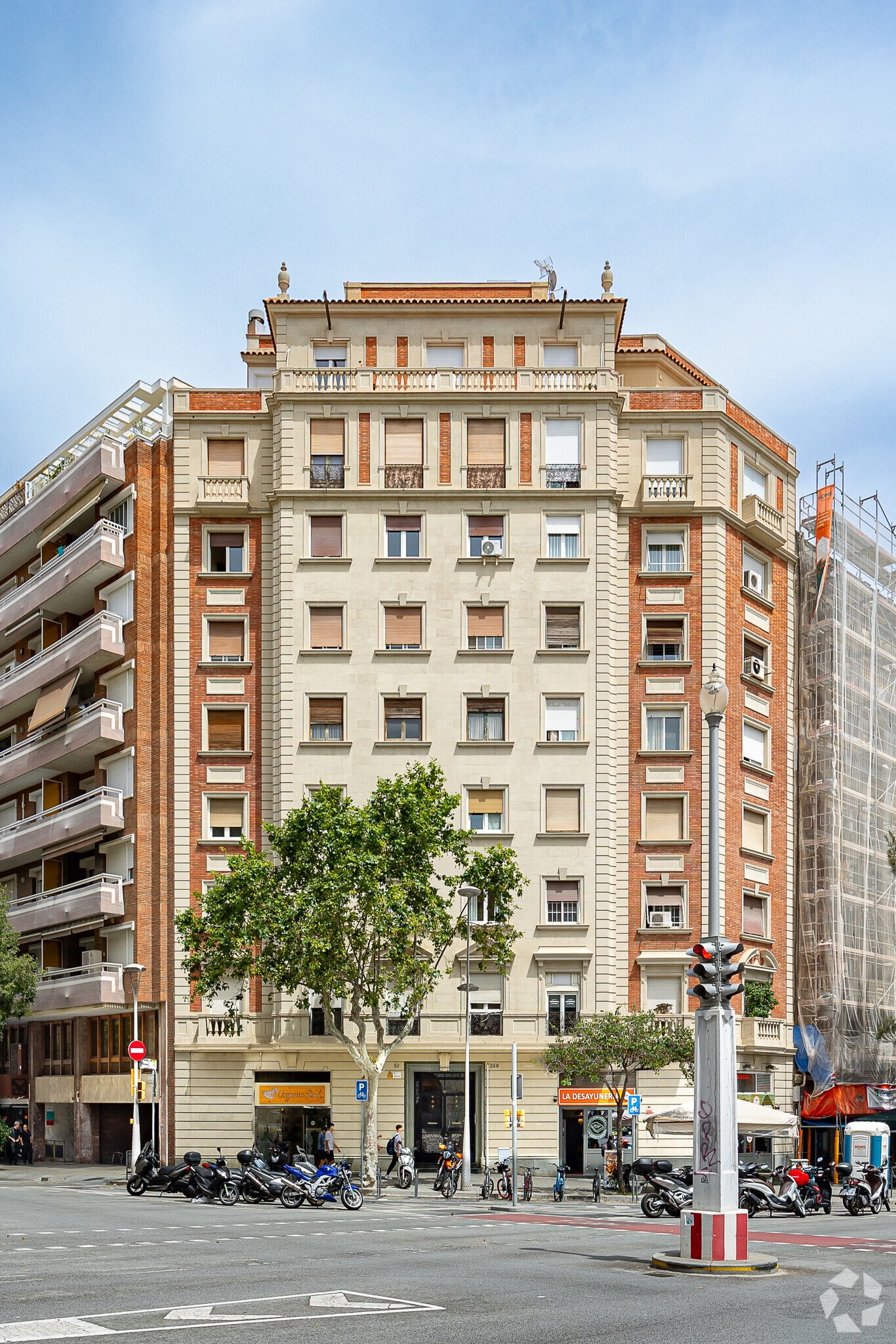Retail in Barcelona, Barcelona for lease Primary Photo- Image 1 of 2