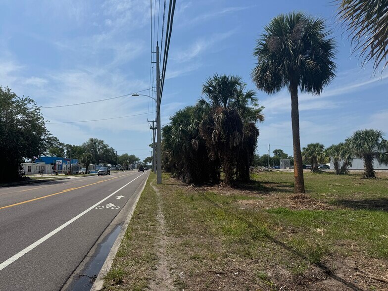 S Hopkins Ave, Titusville, FL à vendre - Photo du bâtiment - Image 2 de 8
