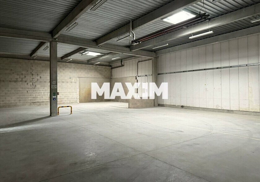 Flex in Dijon for lease - Interior Photo - Image 3 of 7