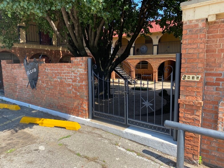 NW 23rd Street portfolio of 2 properties for sale on LoopNet.ca - Building Photo - Image 3 of 3