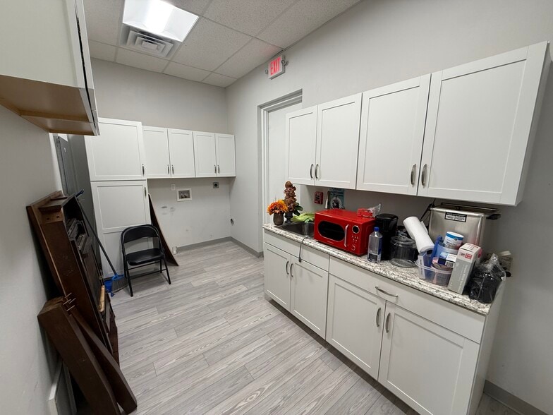 1415 2nd St, Sarasota, FL for lease - Building Photo - Image 3 of 9