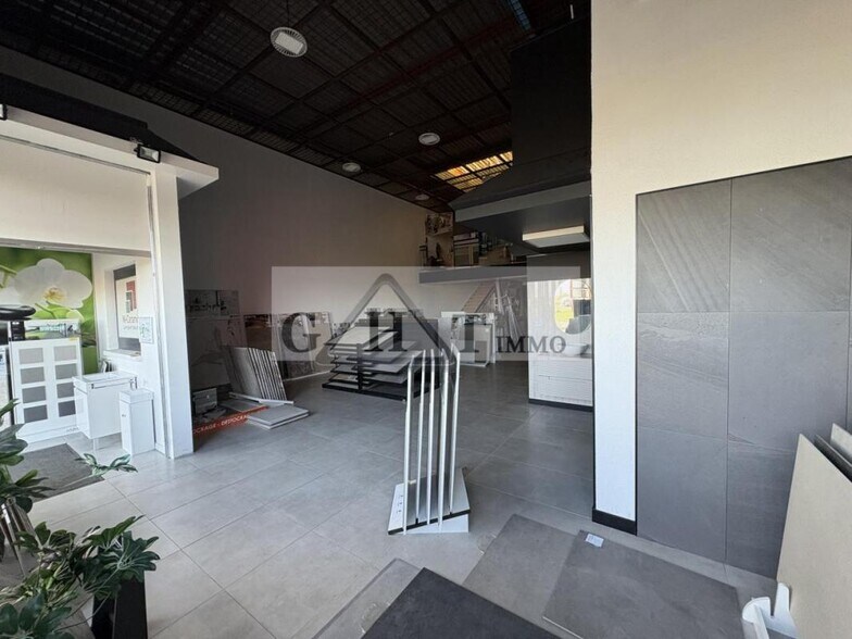 Retail in Boissise-le-Roi for lease - Interior Photo - Image 1 of 5