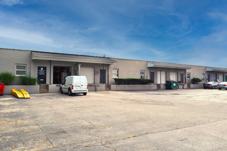 Watson Industrial Park portefeuille de 2 propriétés à vendre sur LoopNet.ca - Photo du bâtiment - Image 2 de 4