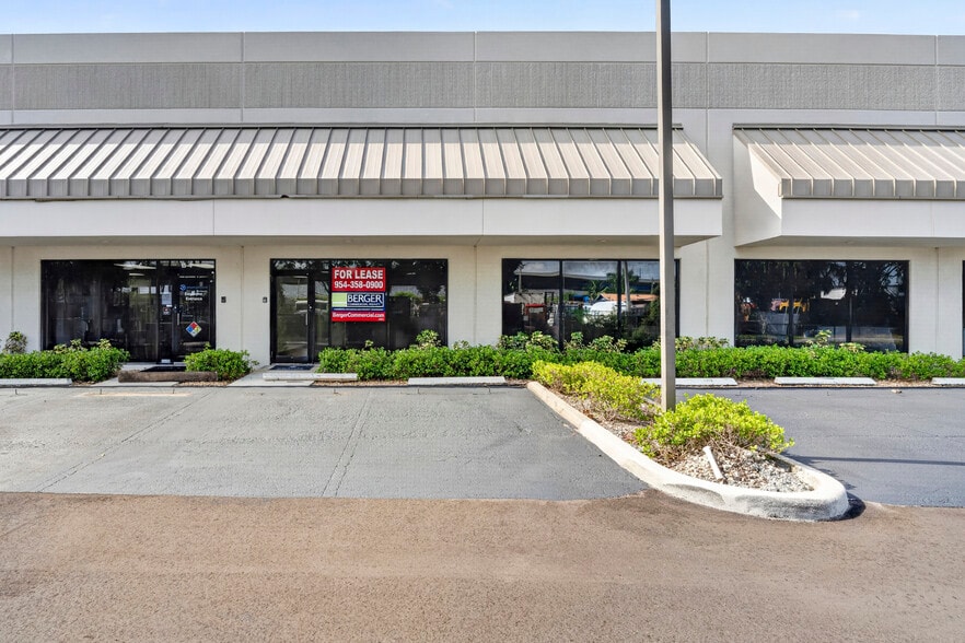3402 SW 26th Ter, Fort Lauderdale, FL for lease - Building Photo - Image 3 of 33
