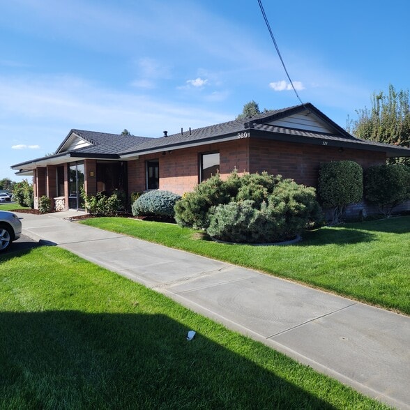 320 N 20th Ave, Pasco, WA for sale - Building Photo - Image 2 of 12