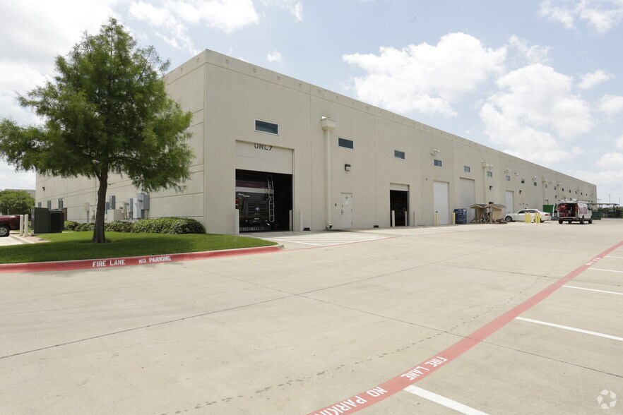 1861 Valley View Ln, Farmers Branch, TX for lease - Building Photo - Image 2 of 23