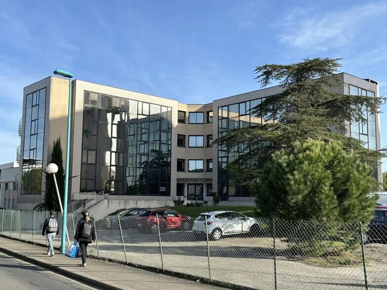 71 Chemin Du Moulin Carron, Écully à louer - Photo du bâtiment - Image 2 de 5