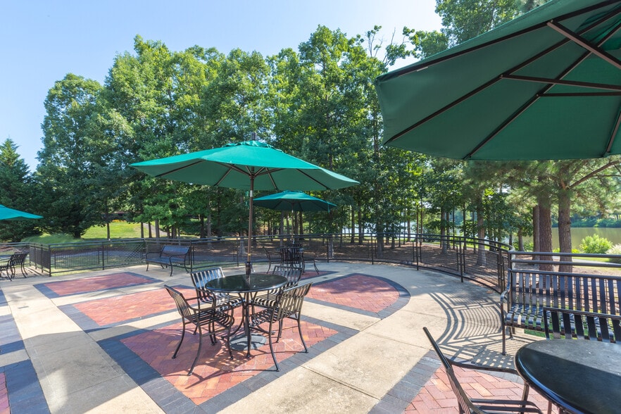 4805 Lake Brook Dr, Glen Allen, VA à louer - Photo du bâtiment - Image 2 de 8