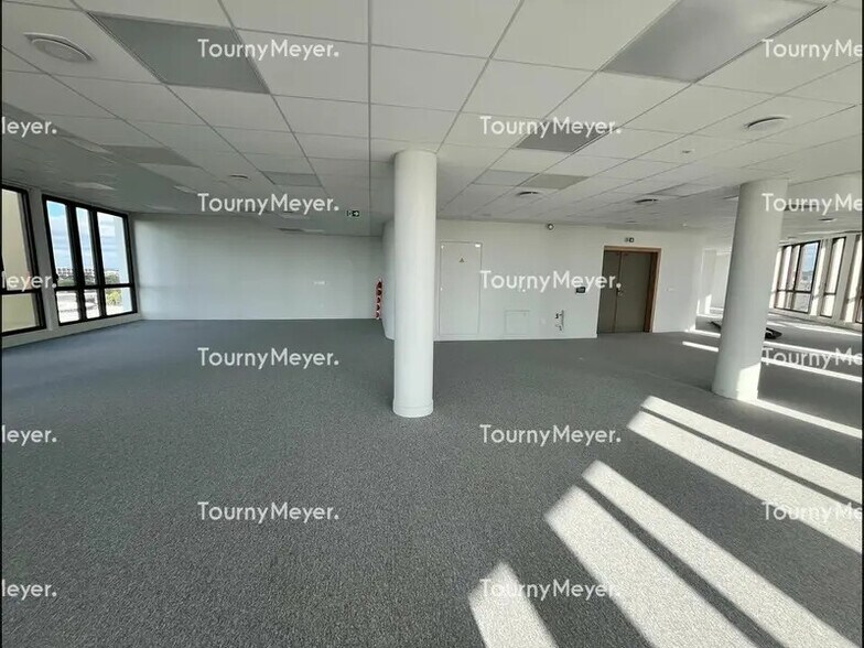 Office in Toulouse for lease - Building Photo - Image 2 of 12