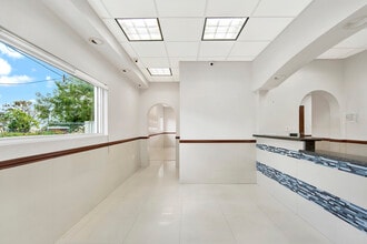 9400 NW 58th St, Miami, FL à louer Photo du bâtiment- Image 2 de 3