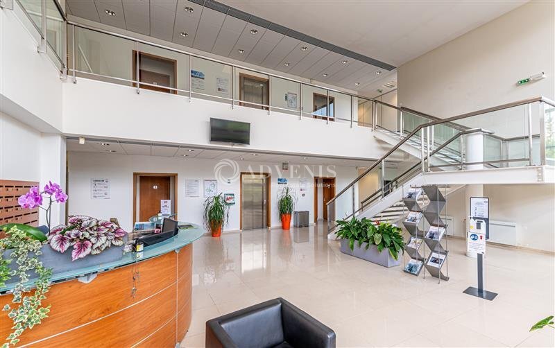 Office in Serris for lease - Lobby - Image 2 of 5