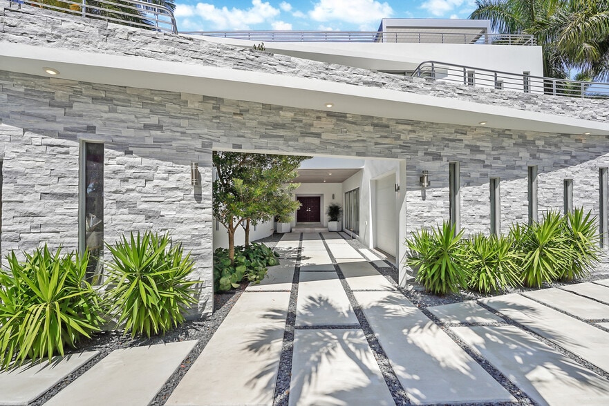 5910 N Bayshore Dr, Miami, FL à vendre - Photo du bâtiment - Image 2 de 24