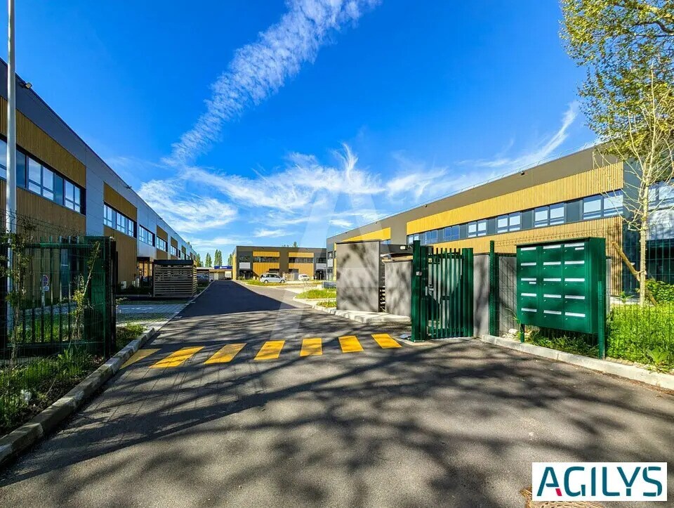 Flex in Trappes for lease Building Photo- Image 1 of 16