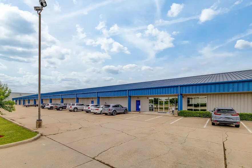 Pair of Conditioned Warehouses portefeuille de 2 propriétés à vendre sur LoopNet.ca - Photo du bâtiment - Image 2 de 9
