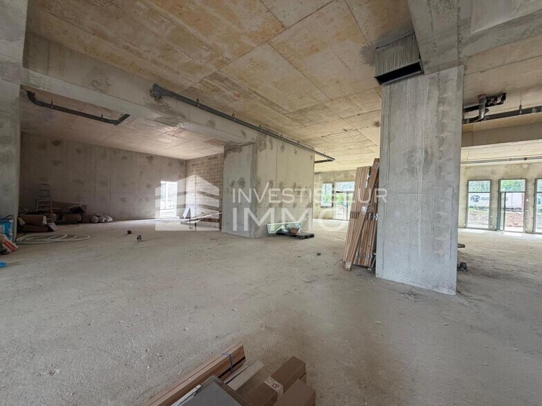Retail in Serris for lease - Interior Photo - Image 2 of 4