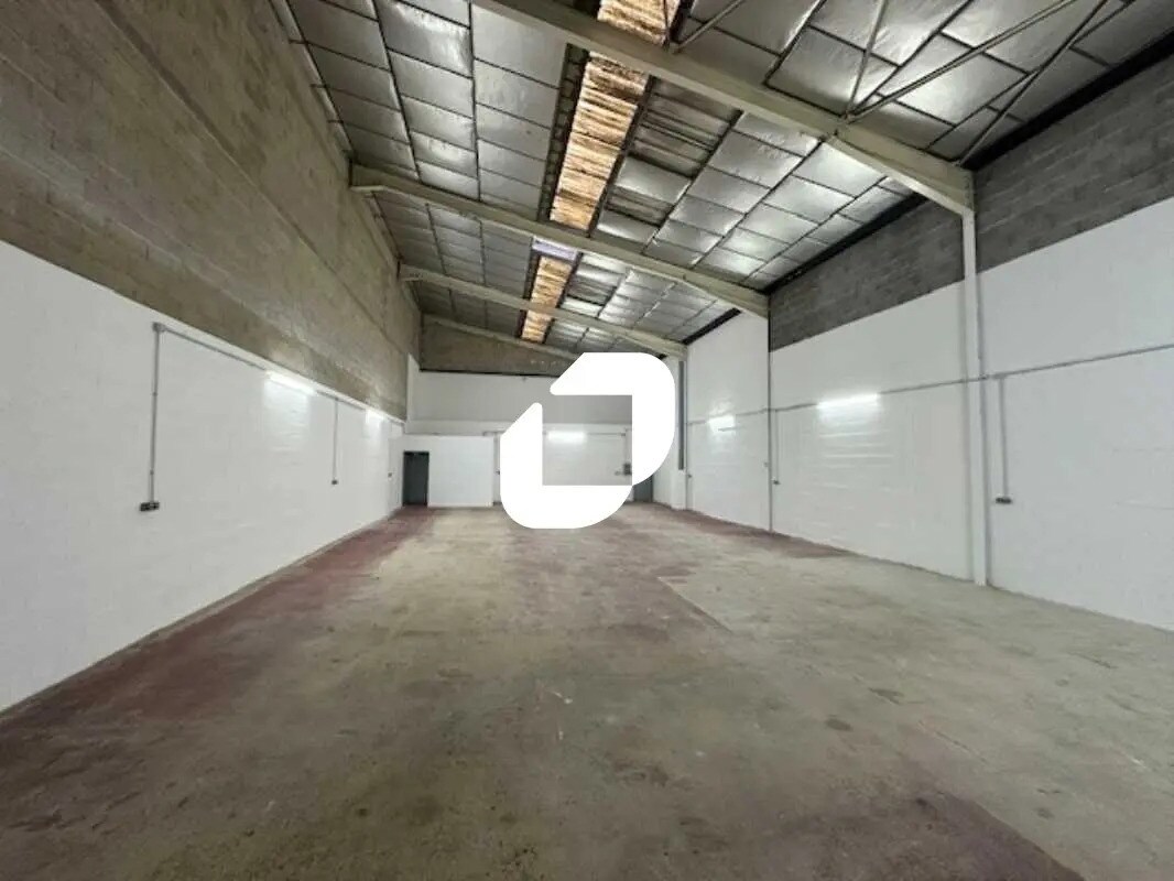 Flex in Eaubonne for lease Building Photo- Image 1 of 9