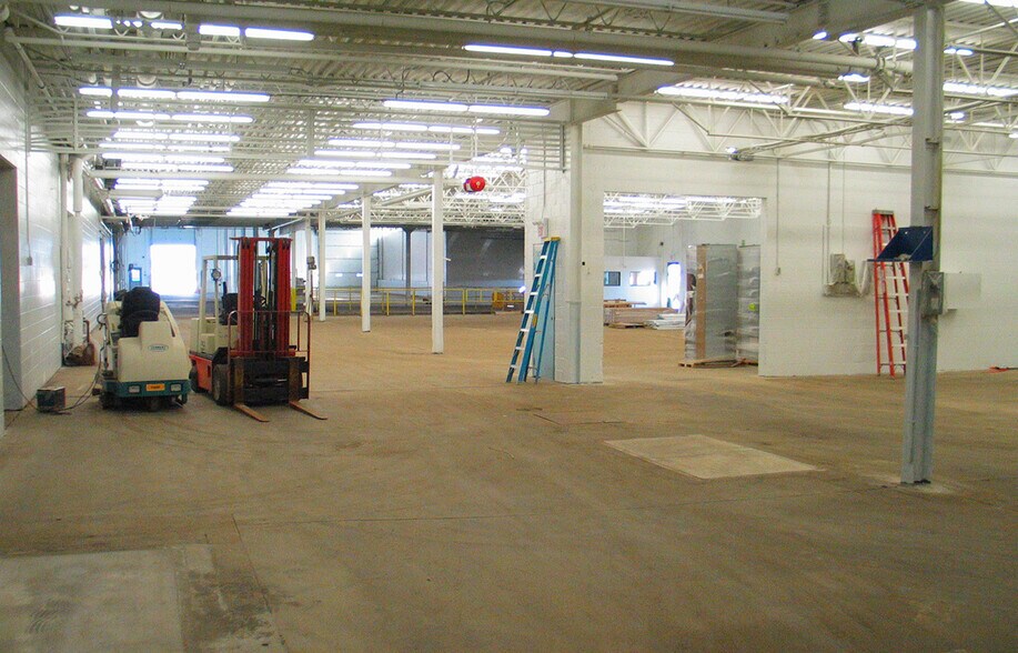 1601 Church Ave, Winnipeg, MB à louer - Photo du bâtiment - Image 3 de 14