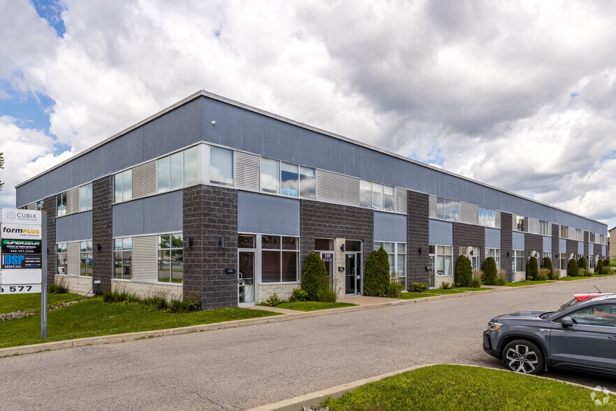 557-577 Boul du Curé-Boivin, Boisbriand, QC for lease - Primary Photo - Image 1 of 5