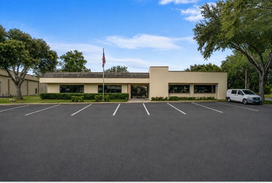 2453 Orlando Central Pky, Orlando, FL à vendre - Photo du bâtiment - Image 1 de 8