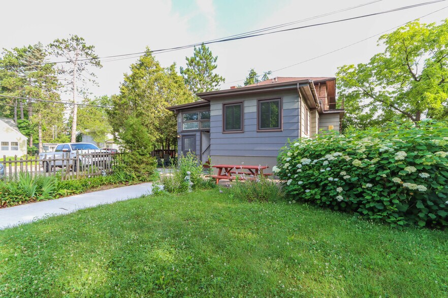 109 W Lake St, Waupaca, WI for sale - Building Photo - Image 2 of 52