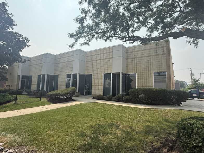 830 Sivert Dr, Wood Dale, IL for lease - Building Photo - Image 1 of 2