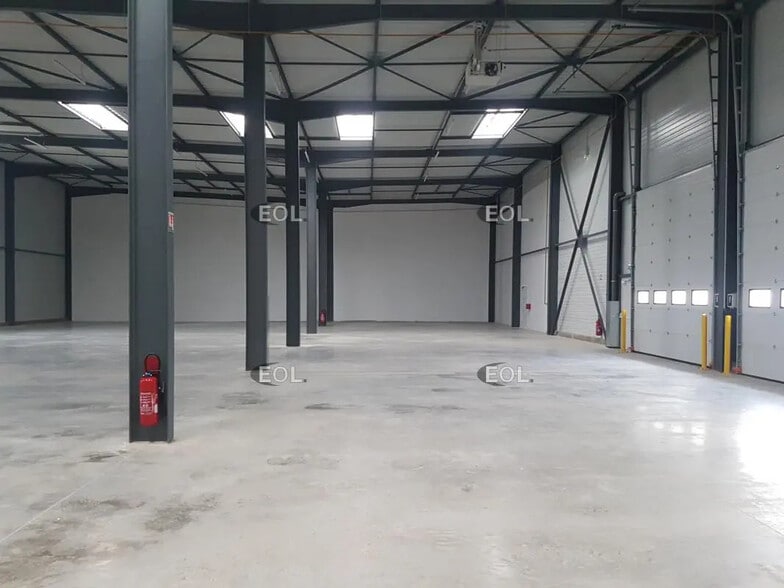 Flex in Saint-Priest for lease - Interior Photo - Image 3 of 16