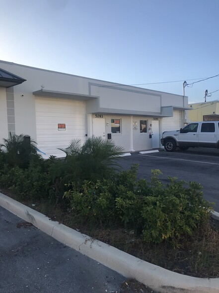 5093-5095 NE 12th Ave, Oakland Park, FL for lease - Building Photo - Image 2 of 6