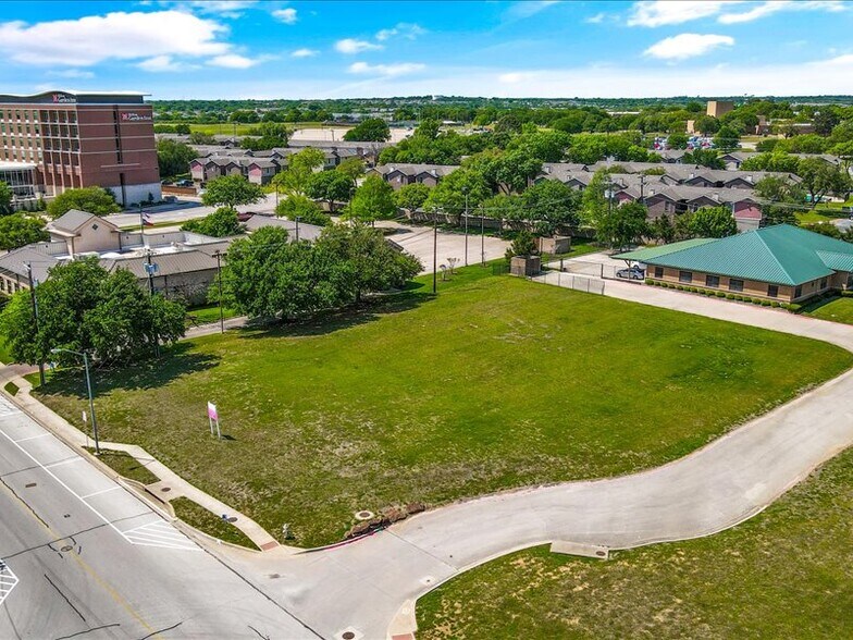 860 Thousand Oaks, Hurst, TX à vendre - Photo du bâtiment - Image 3 de 23