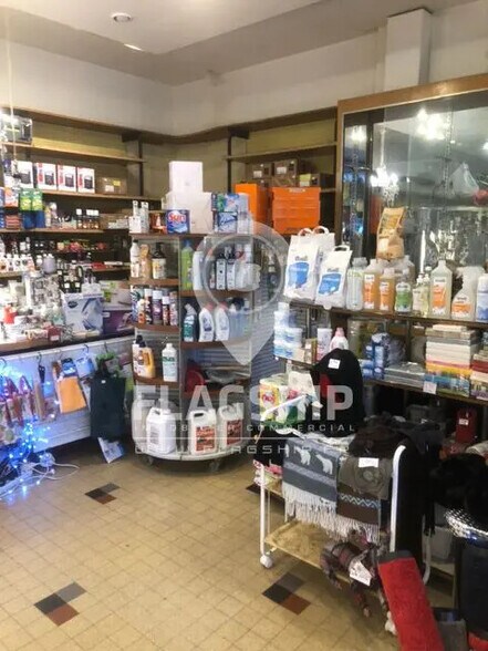 Retail in Saint-Cloud for lease - Interior Photo - Image 1 of 9